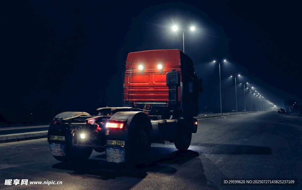 夜间行驶的重型货运卡车