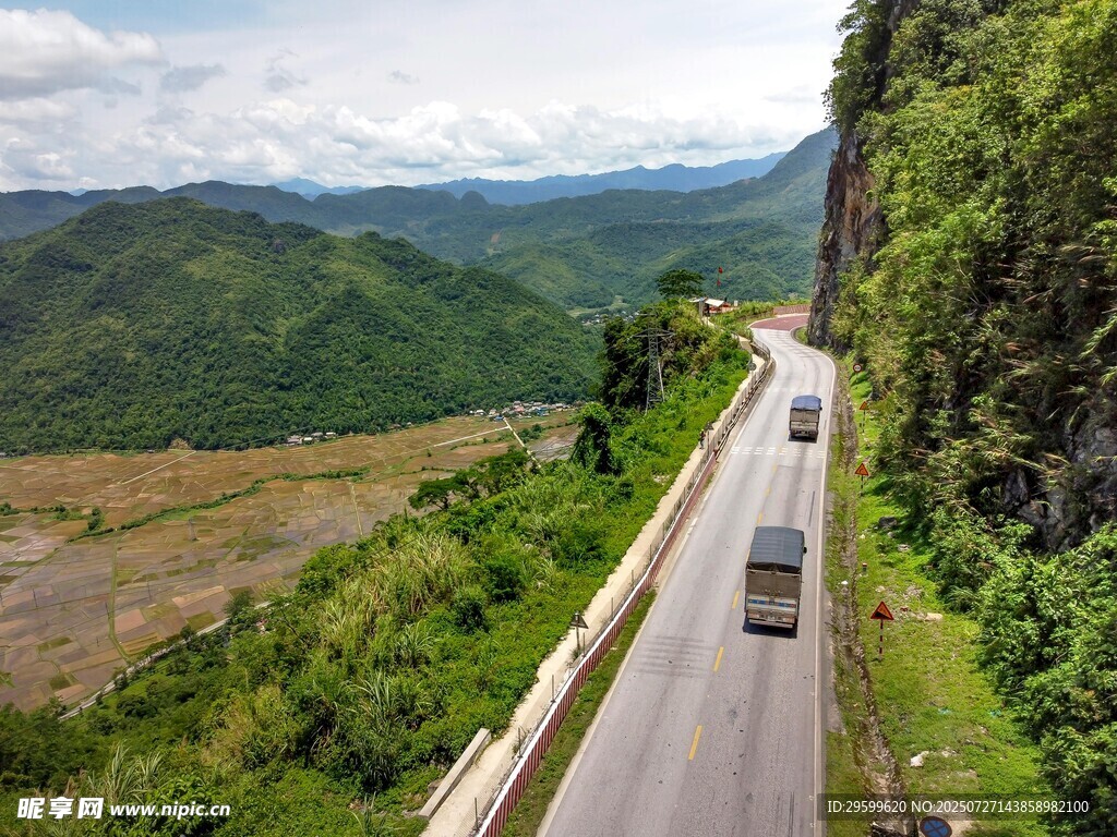 山间公路上行驶的车辆