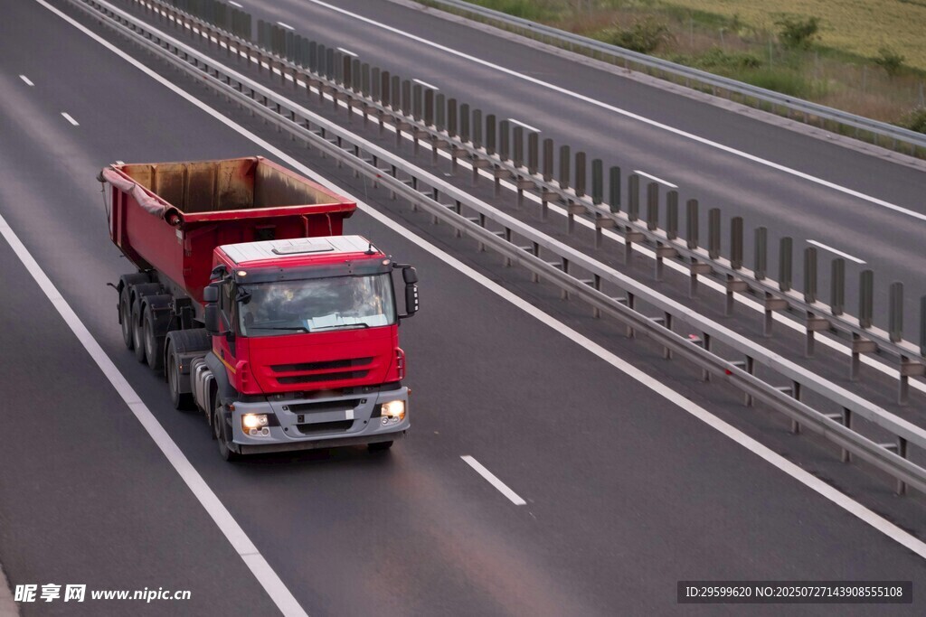 公路上行驶的红色载货卡车