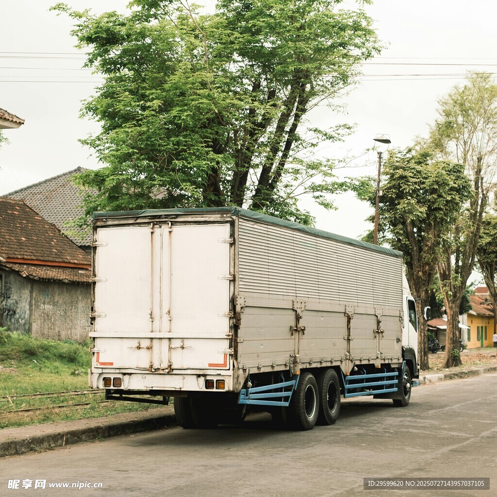 路边停靠的大型厢式货车