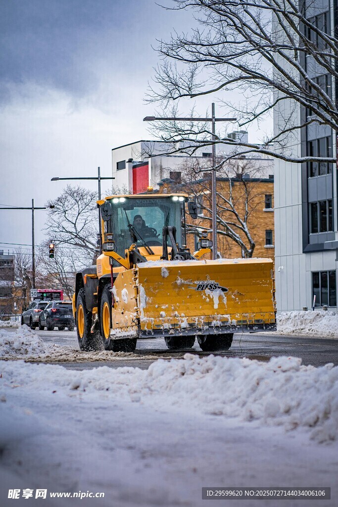 城市街道上的黄色除雪车