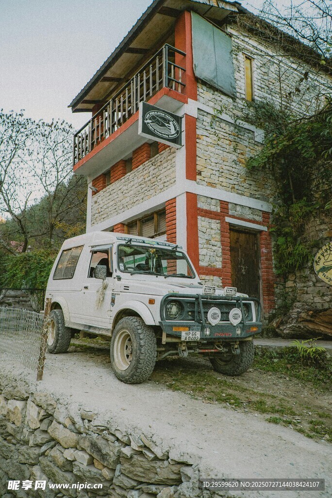 山间路旁的特色建筑与车辆