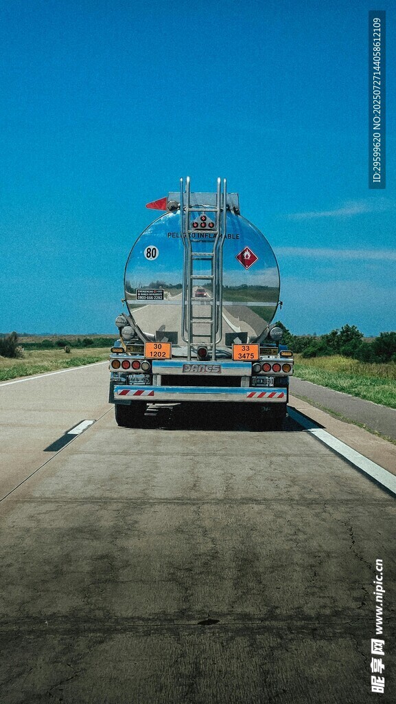 公路上行驶的大型货运卡车