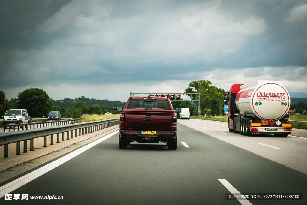 高速公路上行驶的多辆车