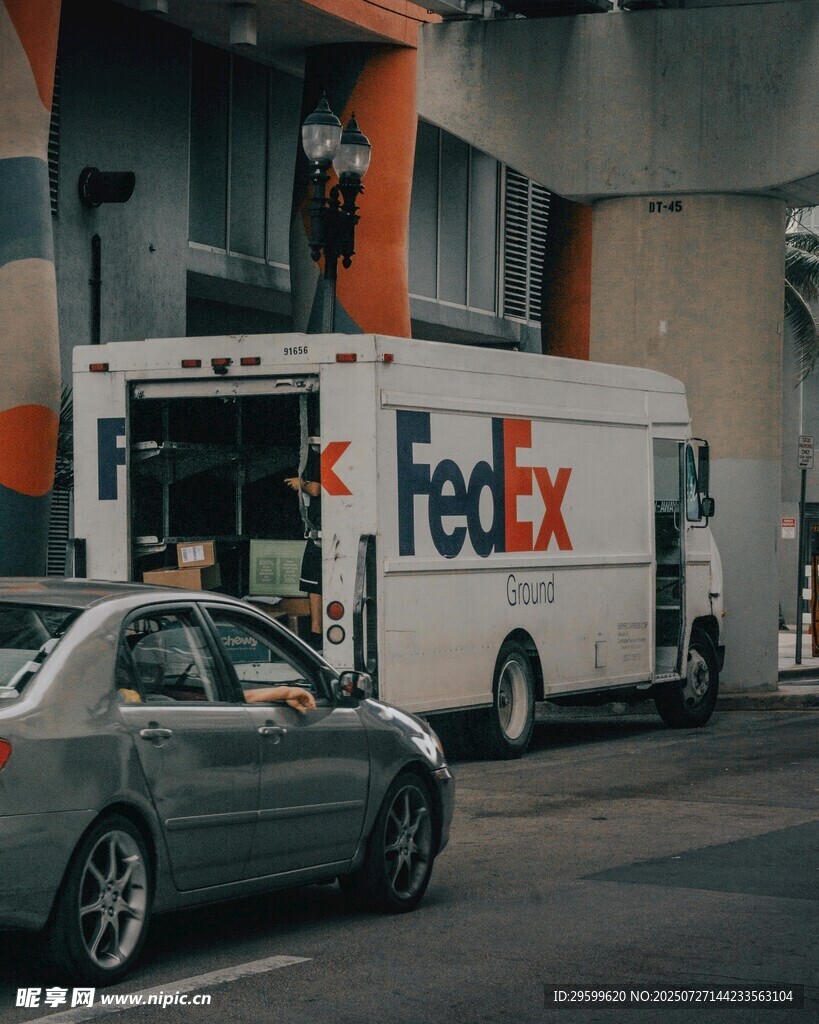 街道上的联邦快递货车