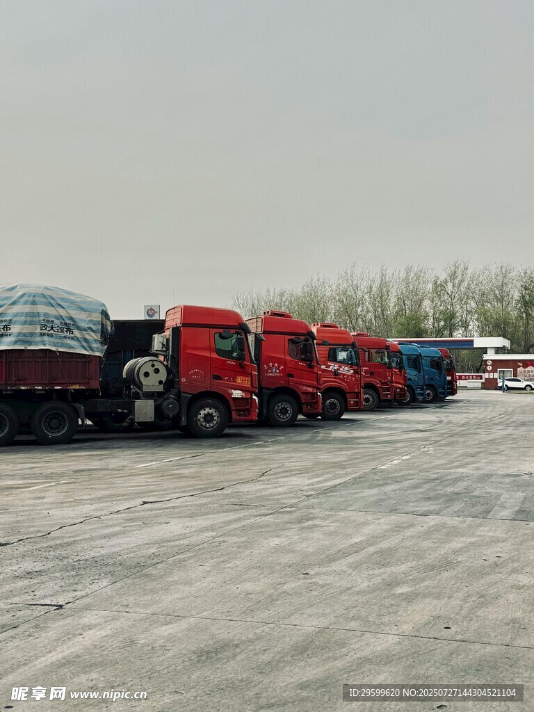 停车场中的多辆红色大货车