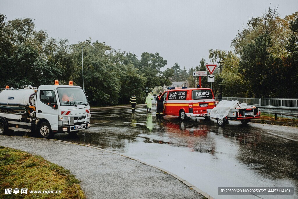 道路积水救援现场