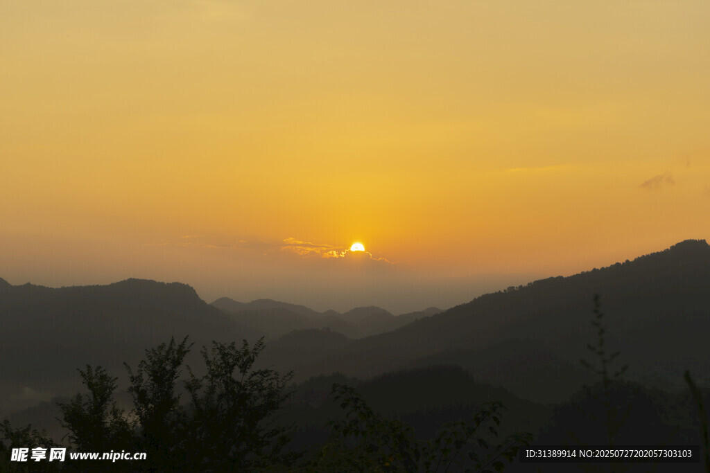夕阳下的山峦美景