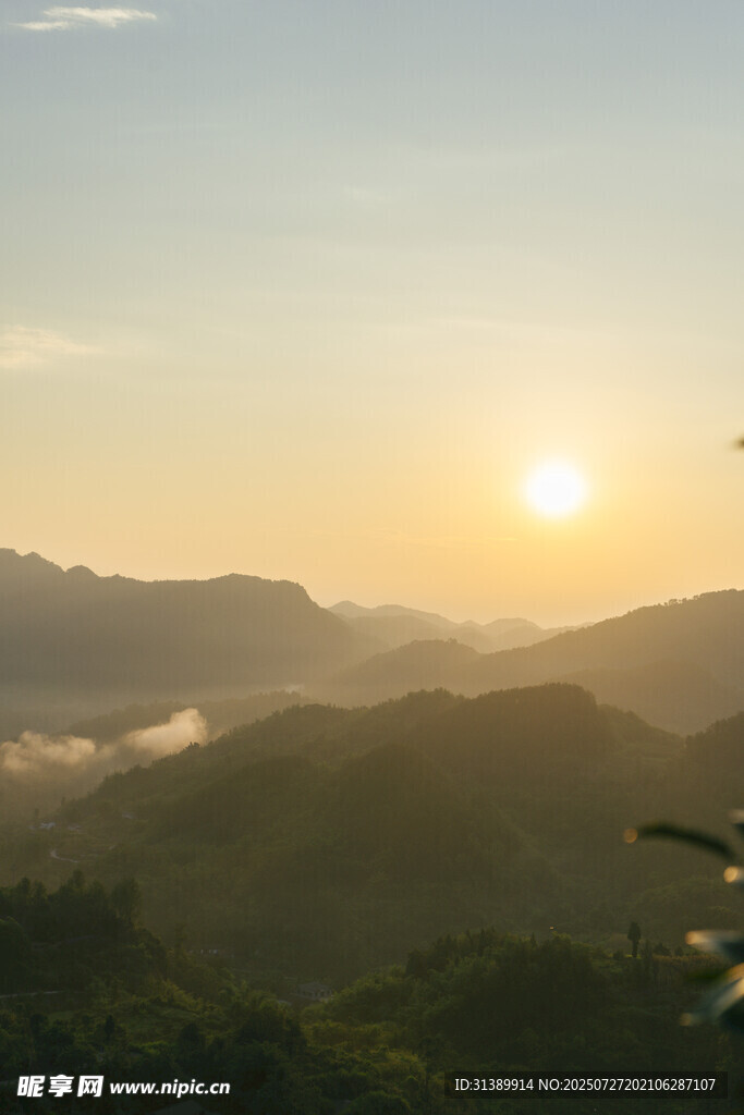 山间日出美景