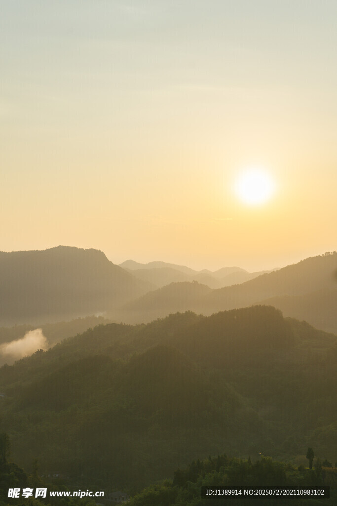 山间日出美景