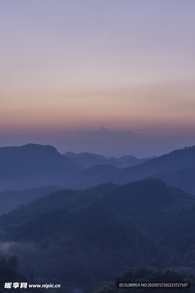 山间暮色美景
