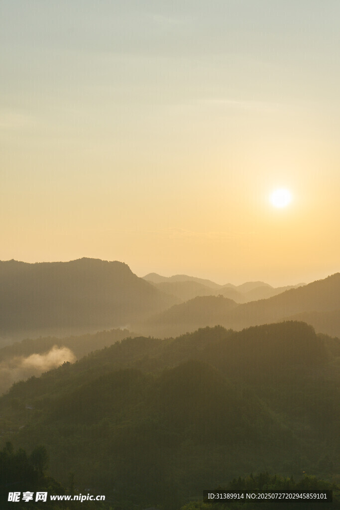 山间日出美景