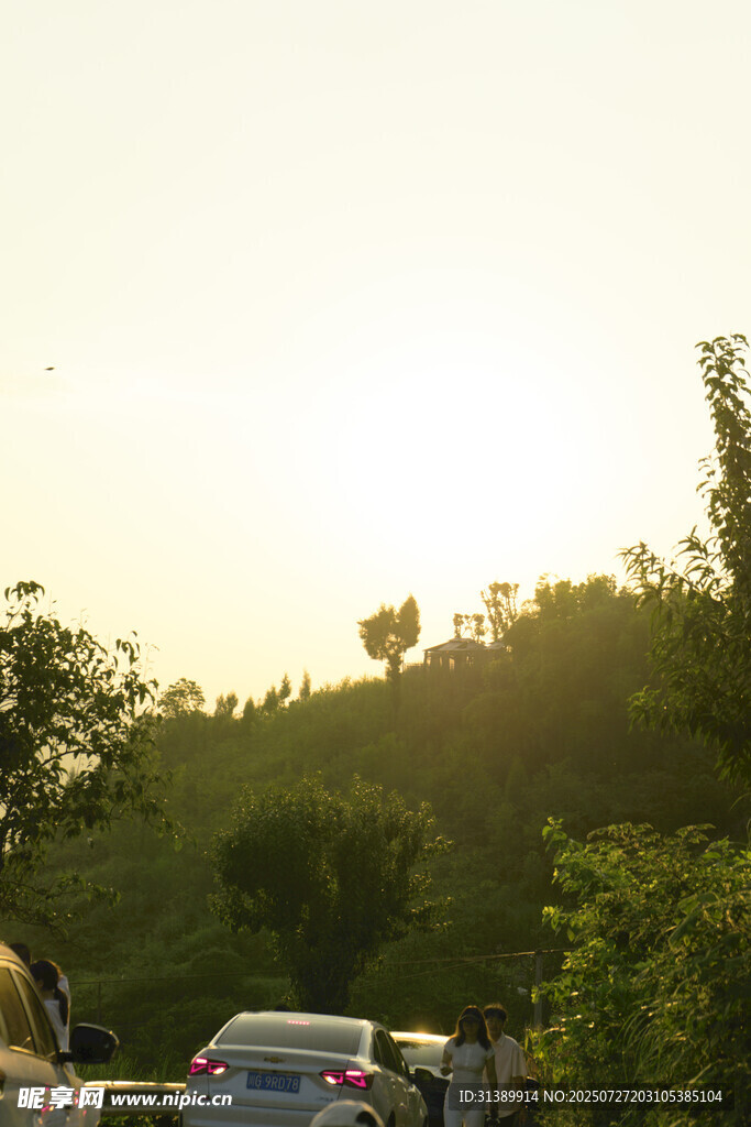 夕阳下的山间停车场景