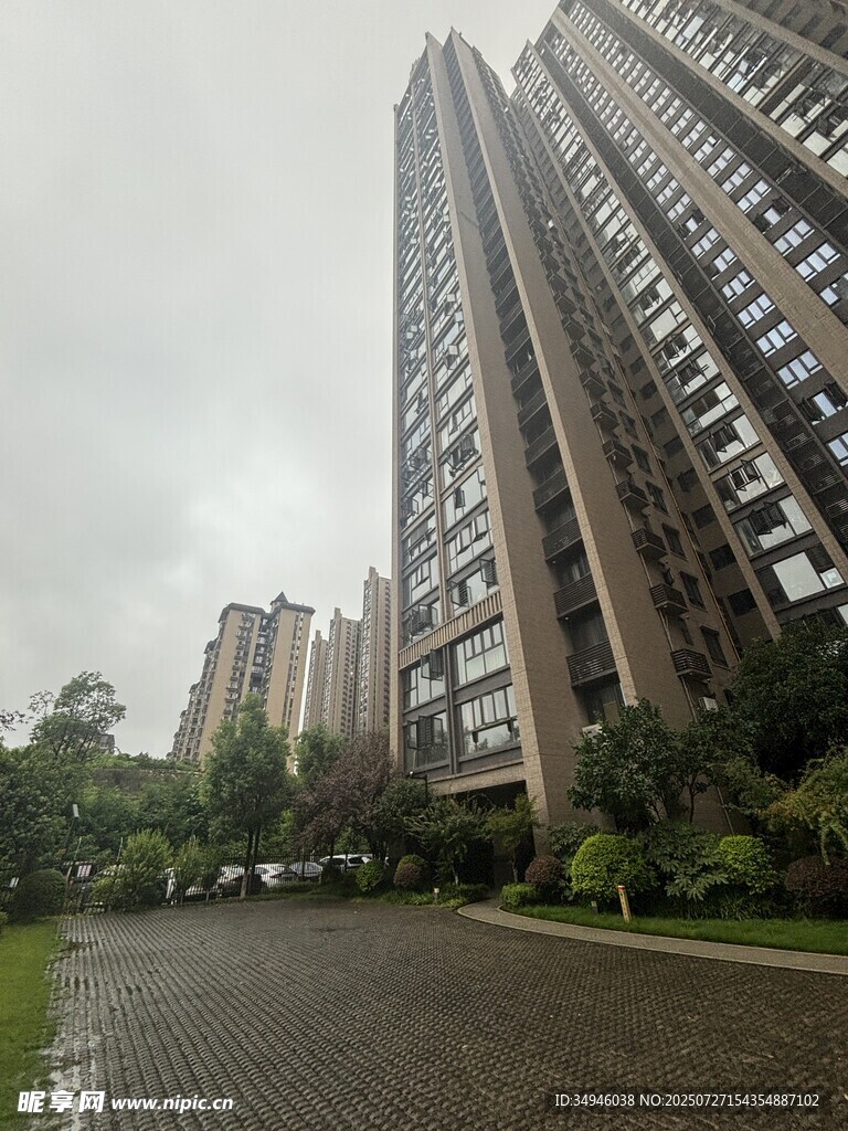 雨中高层住宅景观