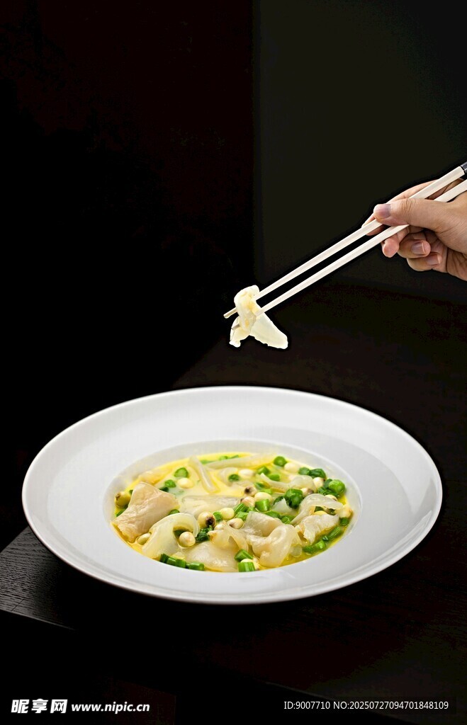 筷子夹起盘中美味佳肴