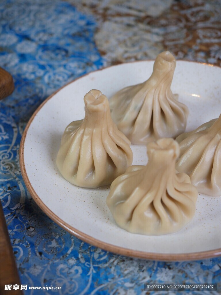 美味小笼包摆于盘中