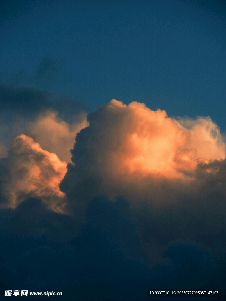 夕阳下的壮丽云层