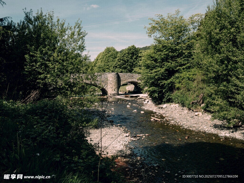河畔石桥风景