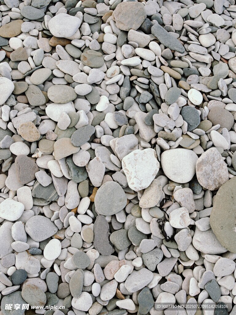 灰白碎石特写