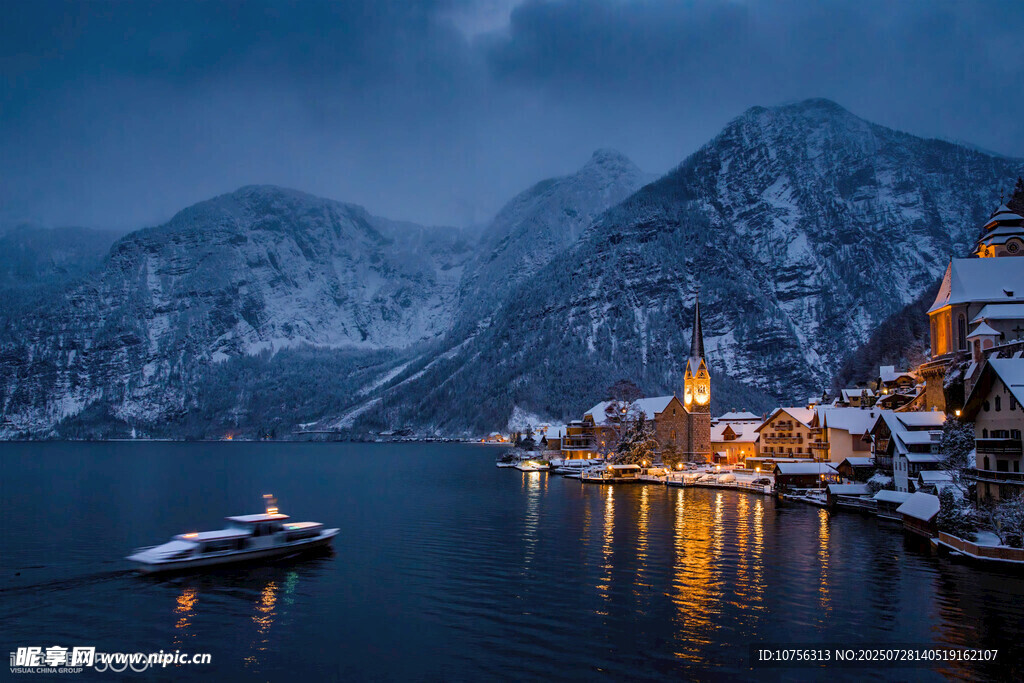 湖畔雪夜小镇美景