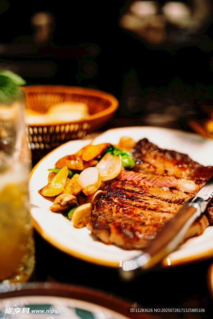 美味西餐牛排与配菜