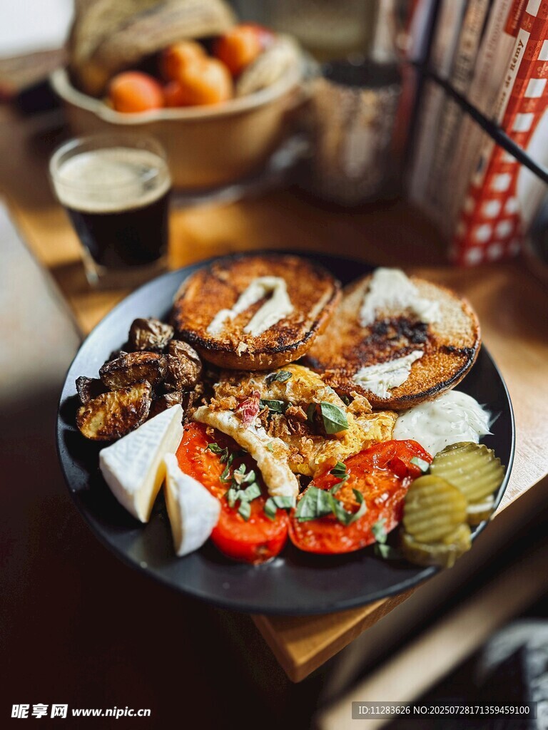 丰盛美味的西式拼盘料理