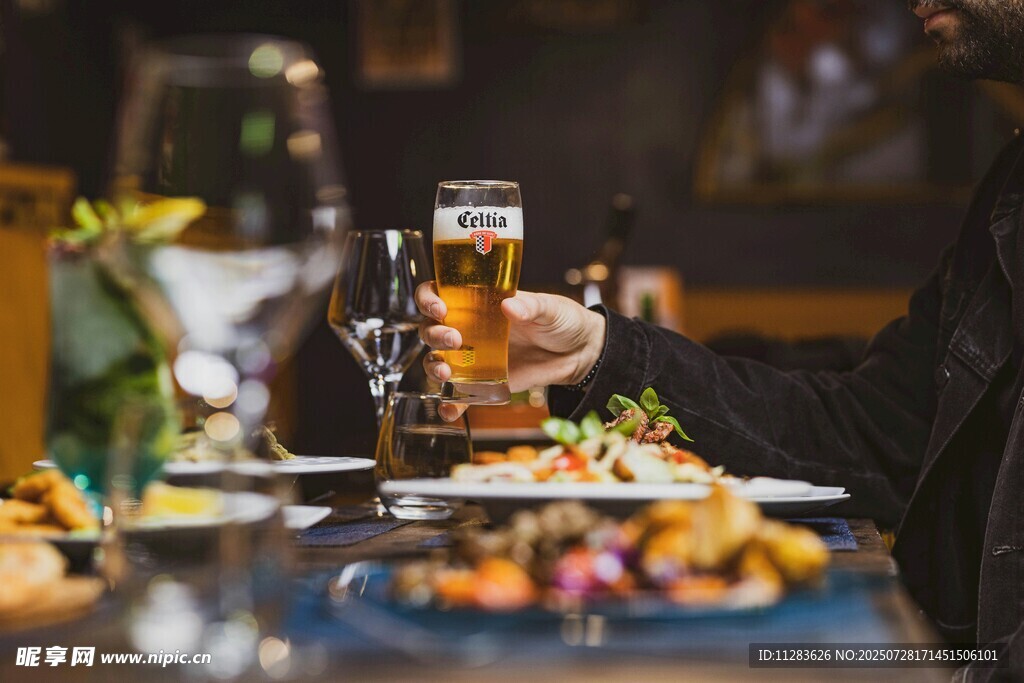 热闹聚餐场景中的美食美酒