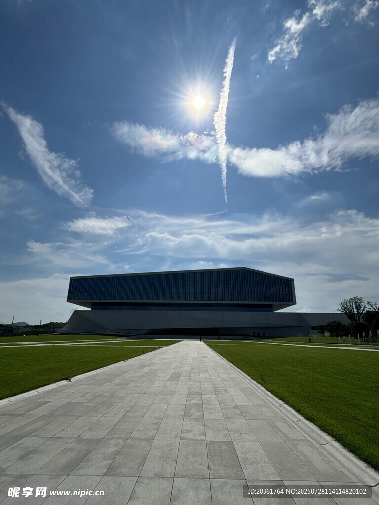 现代建筑前的开阔景观