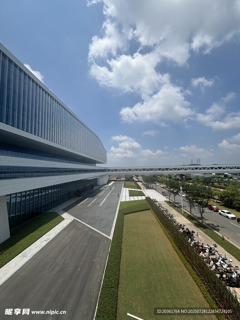 现代建筑旁的开阔道路景观