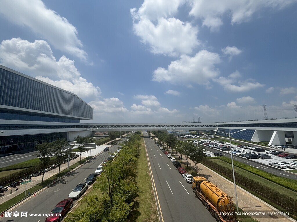 城市道路与周边建筑景观