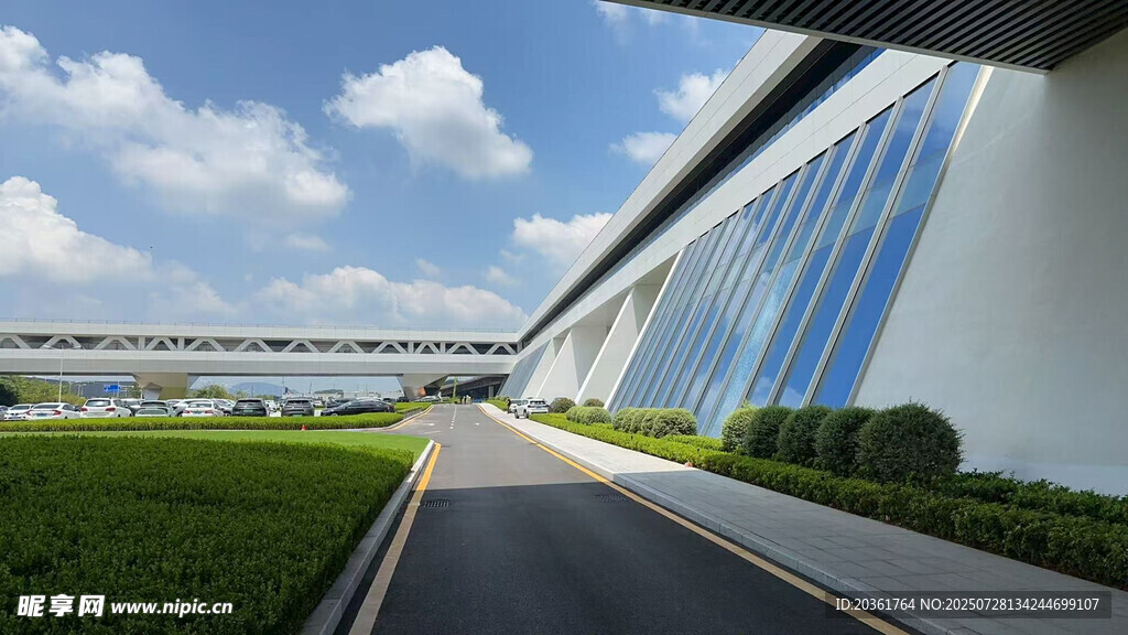现代建筑旁的道路与绿地