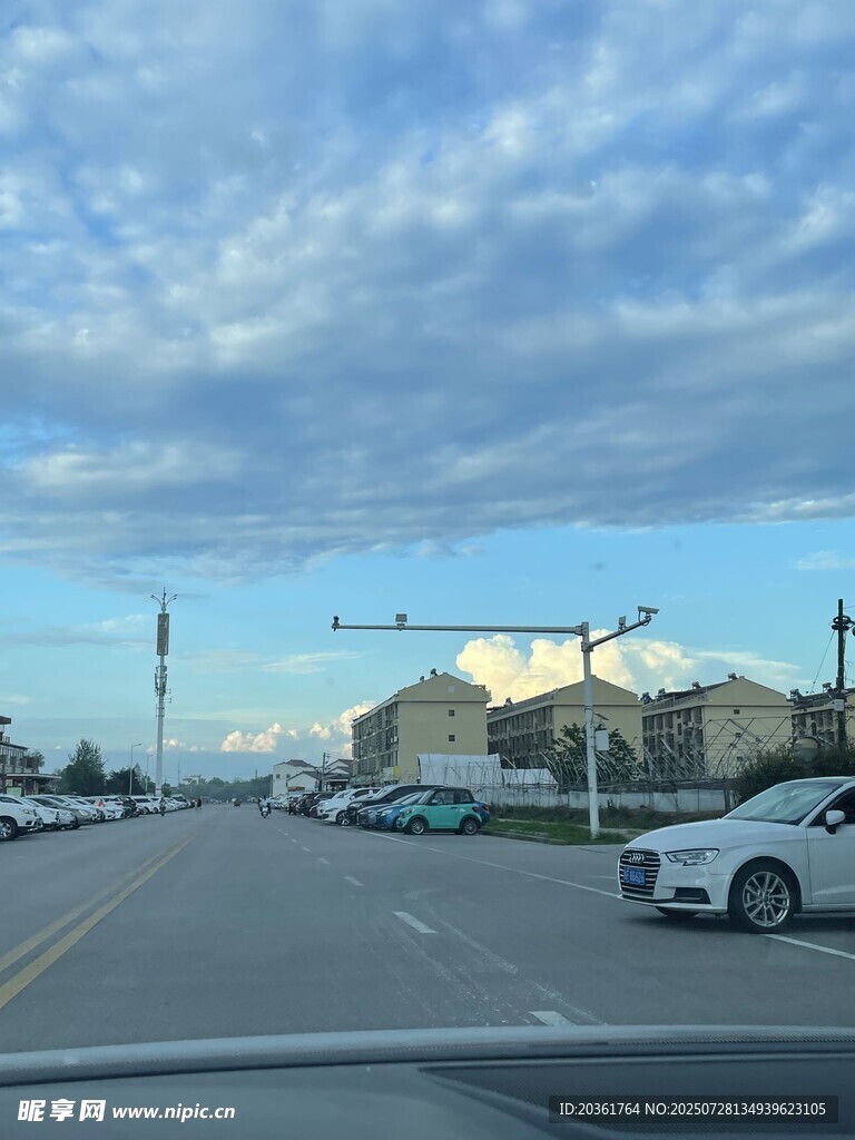城市街道停车场景