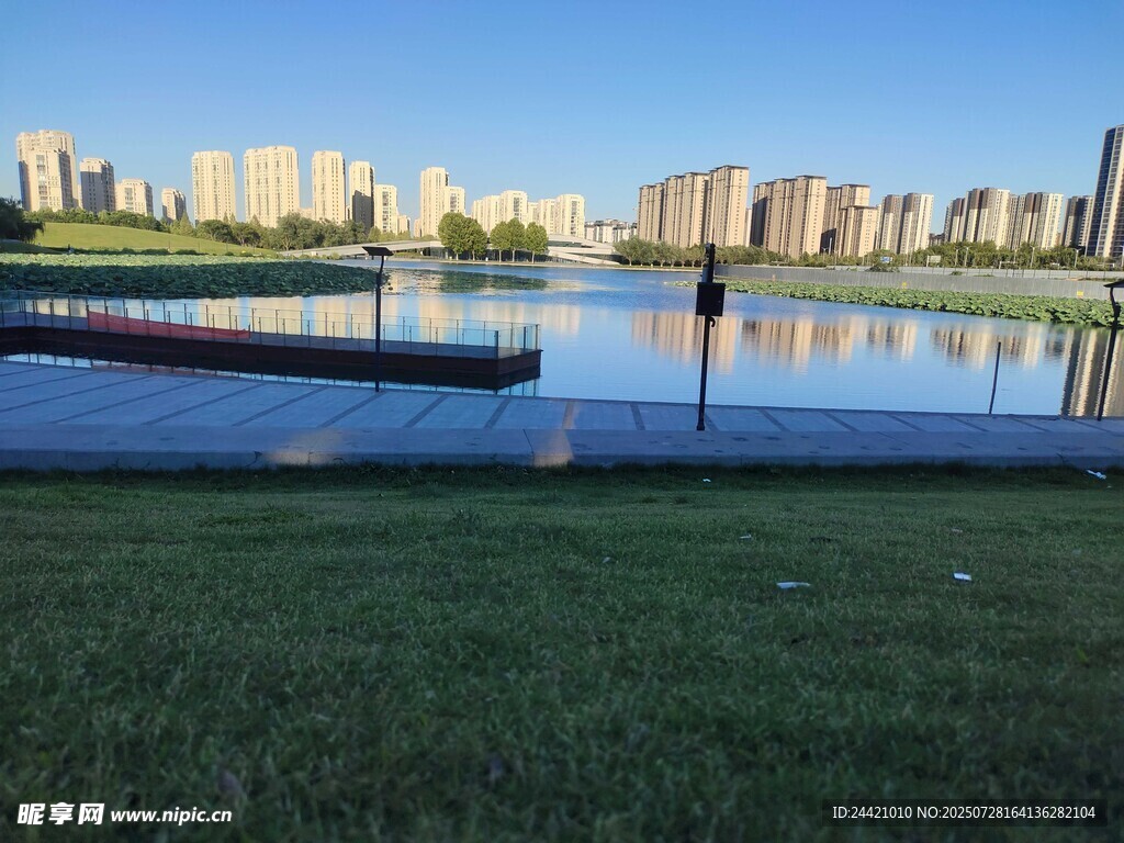 康平湖 湖畔风景图