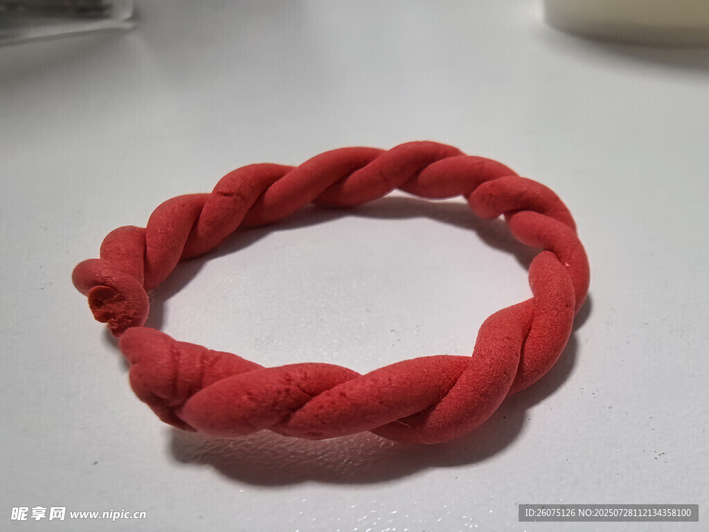 红色麻花状橡皮泥手环