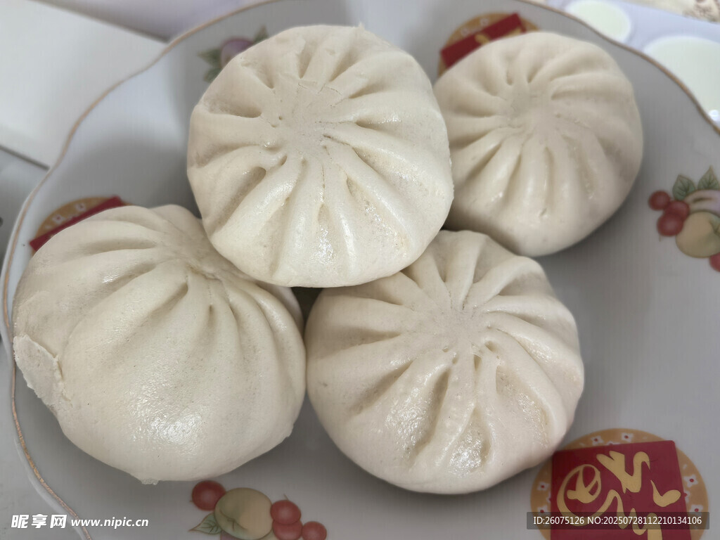 美味包子摆于盘中