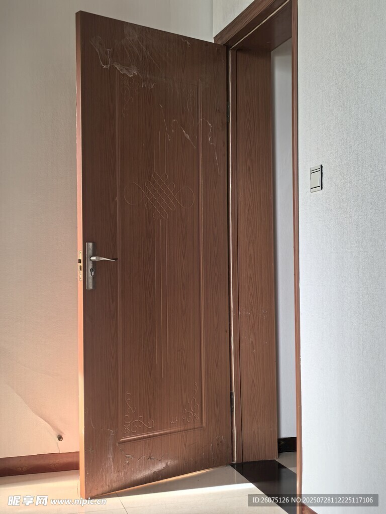 敞开的棕色木门