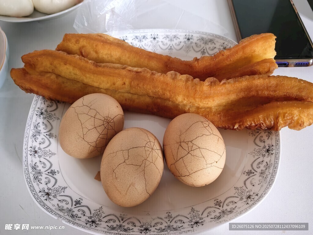 油条茶叶蛋早餐组合