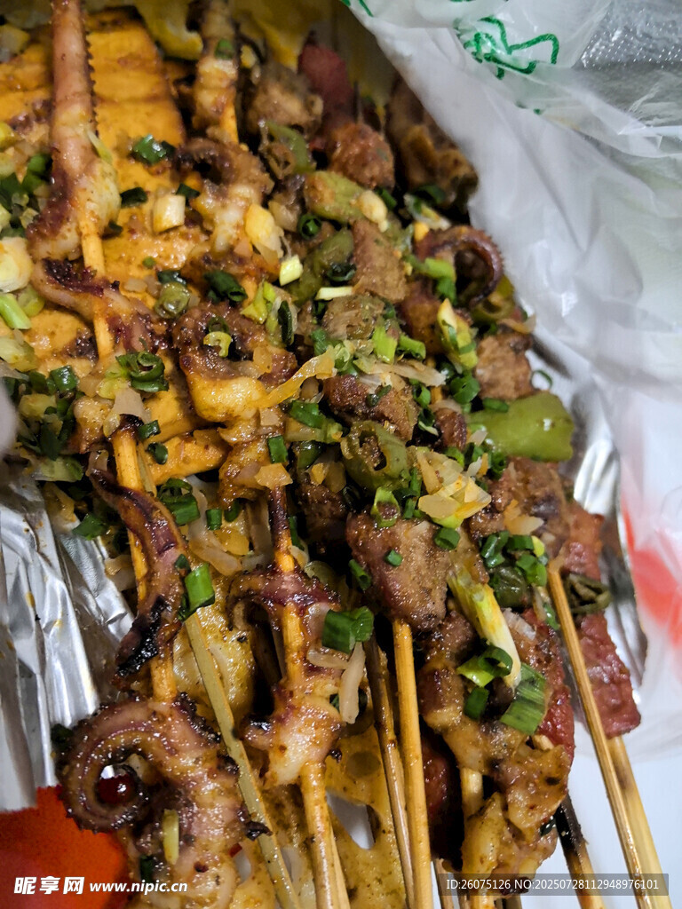 美味烧烤串串诱人飘香