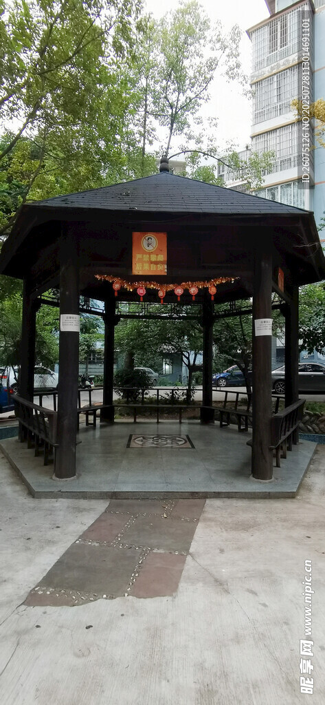 中式凉亭坐落在户外场地
