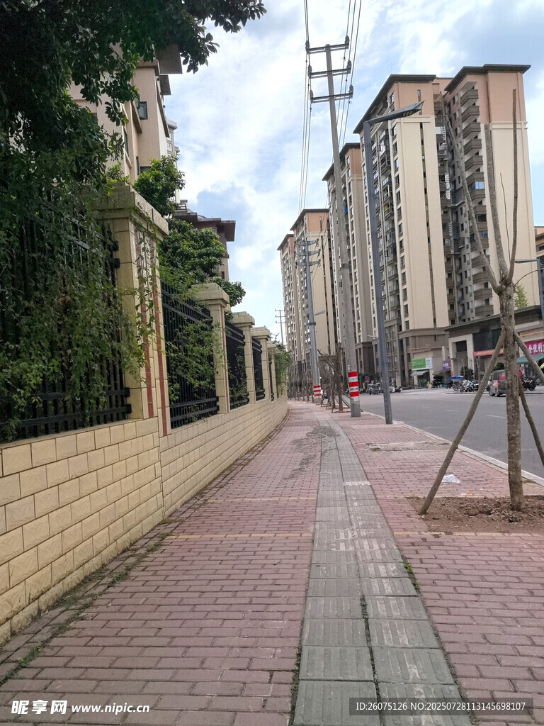 城市中安静的砖砌人行道
