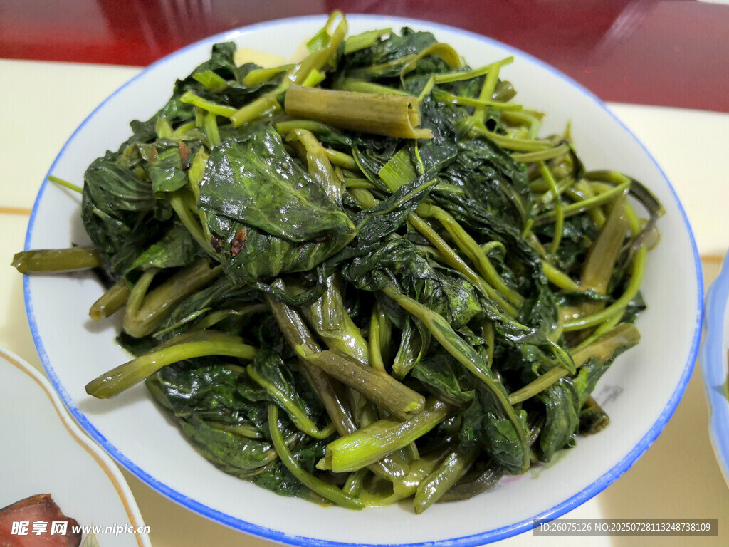 一盘鲜嫩炒青菜