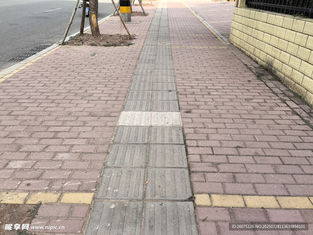 城市人行道上的砖石路面