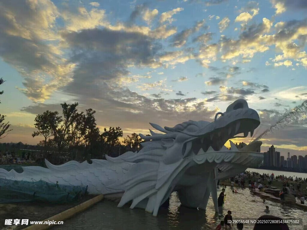 梦幻天空下的雕塑景观
