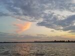 夕阳下的绚烂湖面美景