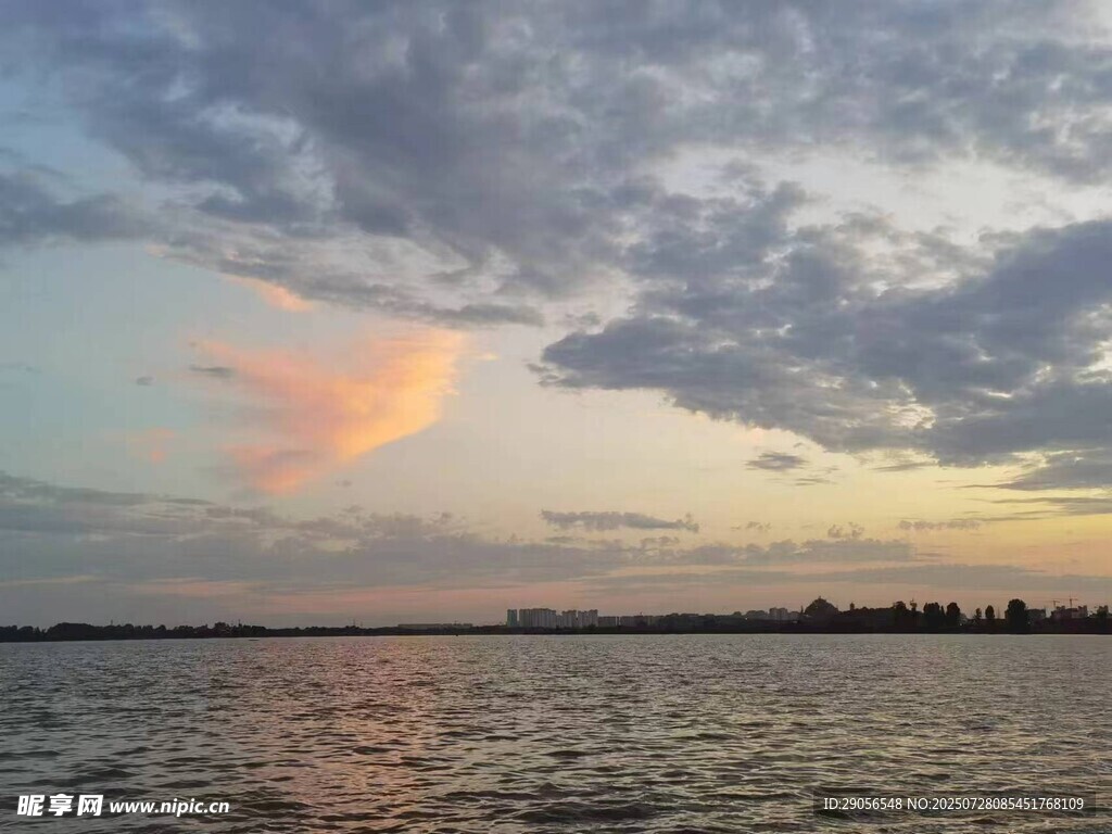 夕阳下的绚烂湖面美景