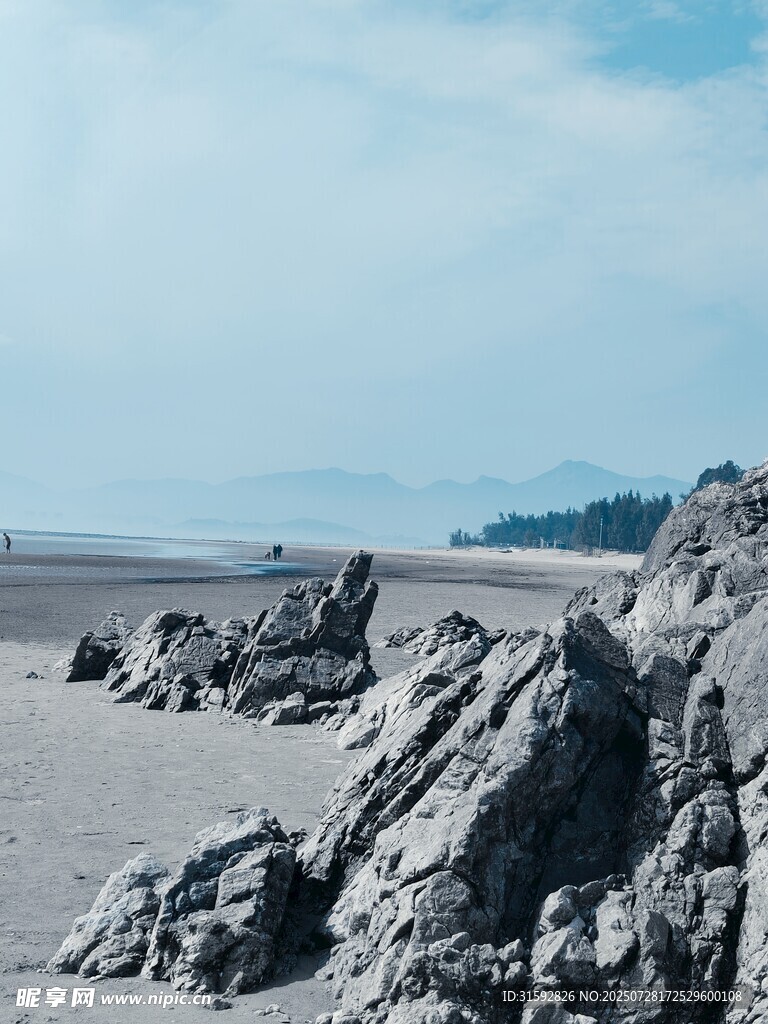 海边嶙峋岩石的自然景致