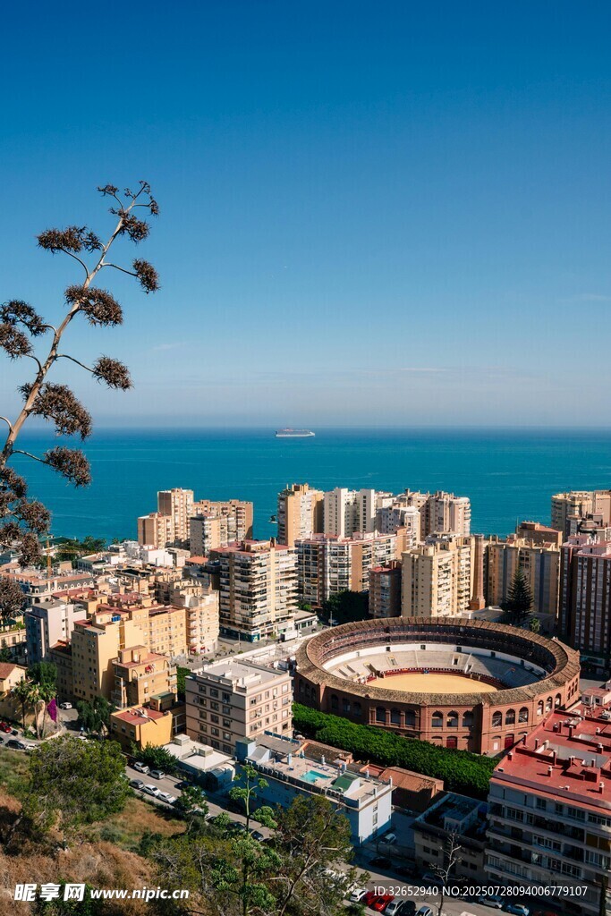 俯瞰海滨城市美丽景致