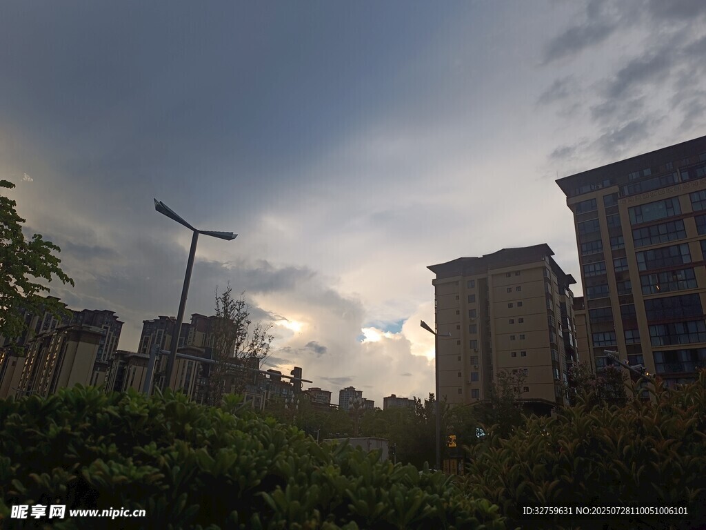 城市黄昏天空与建筑景观