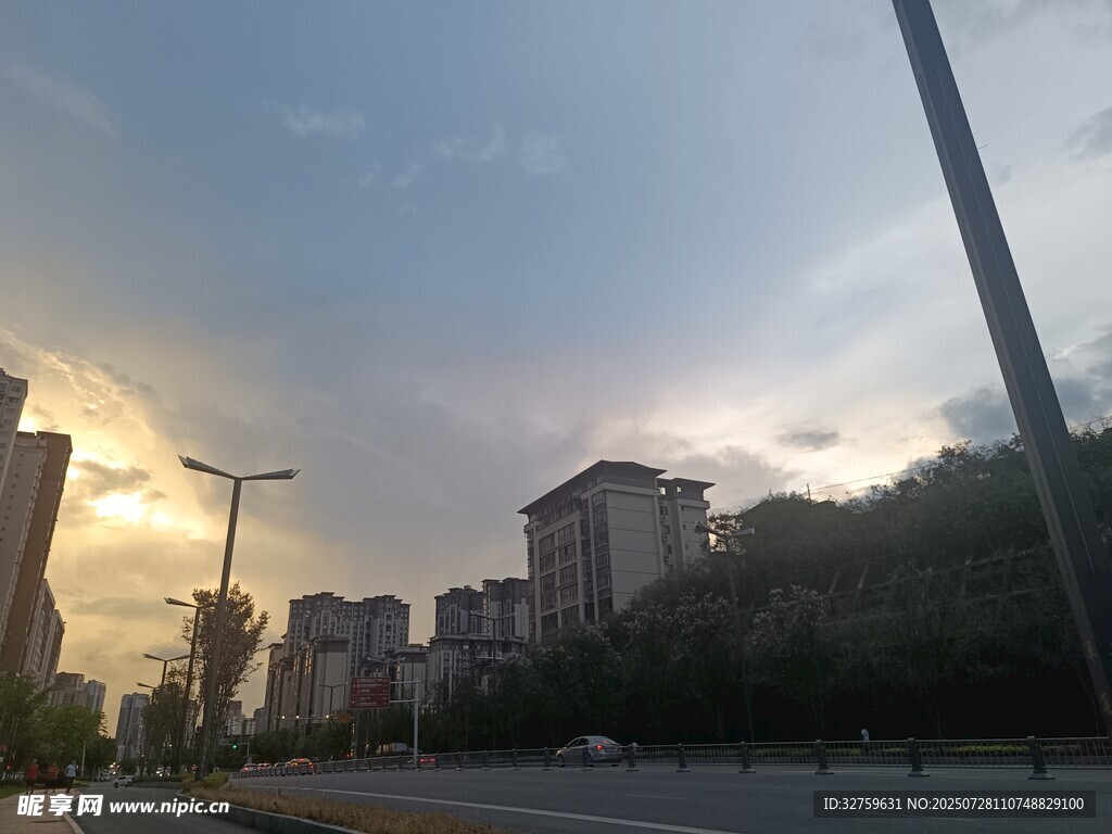 城市黄昏街景