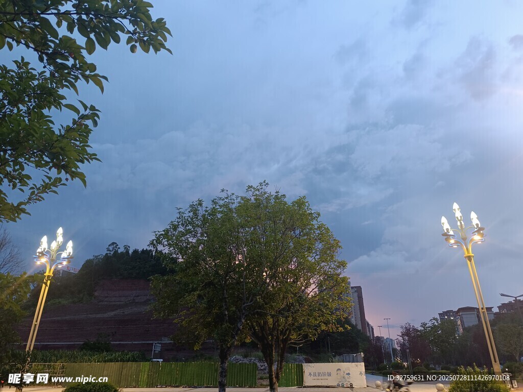 黄昏下的公园景观